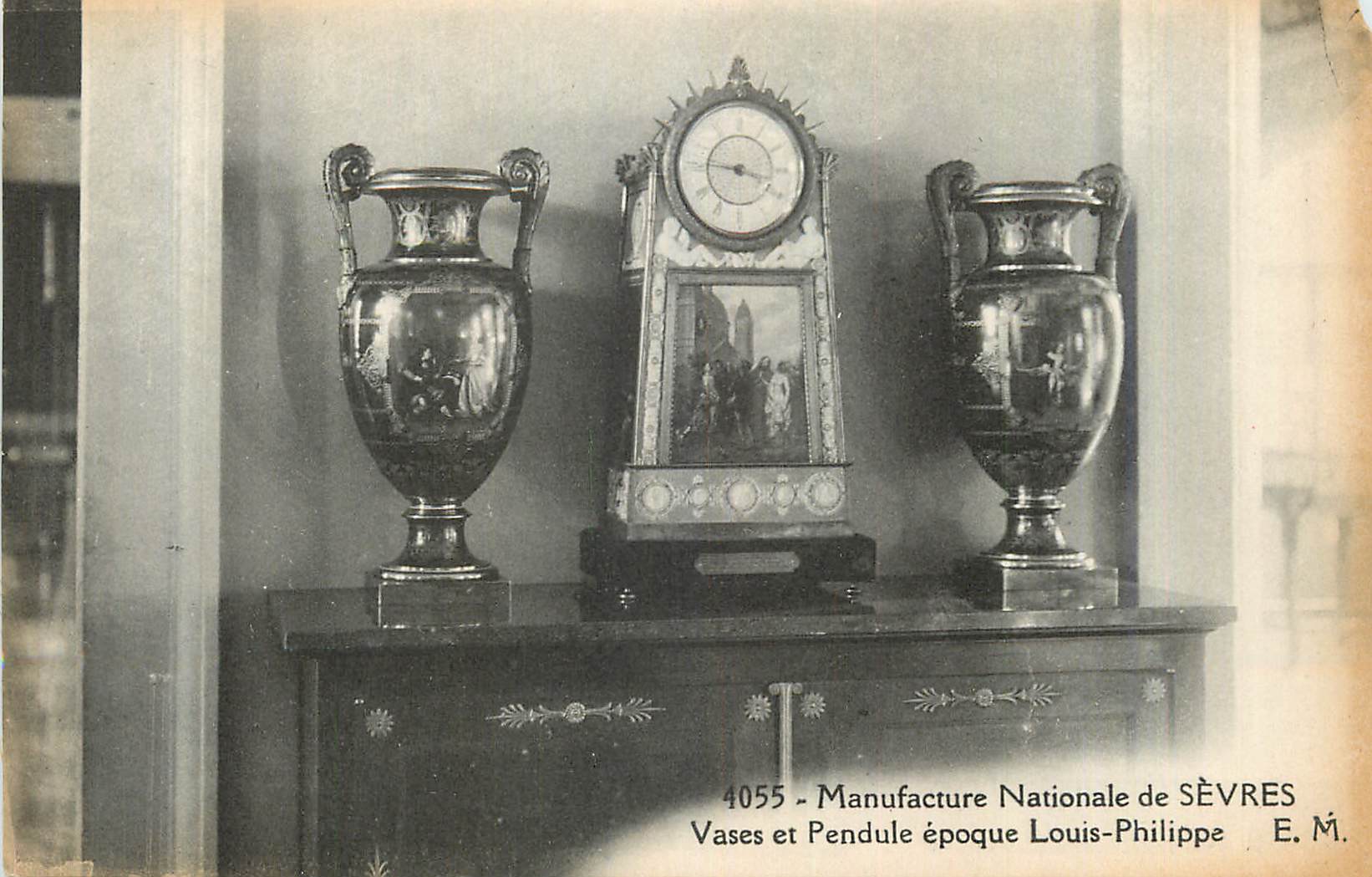 CPA Manufacture Nationale de Sevres Vases et Pendule Epoque Louis Philippe